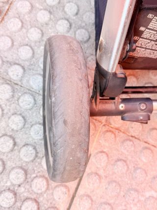 Cochecito de bebé gris con detalles rojo Delti Emu