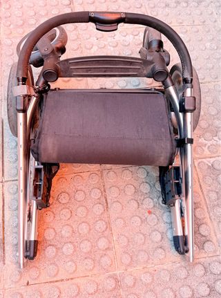 Cochecito de bebé gris con detalles rojo Delti Emu