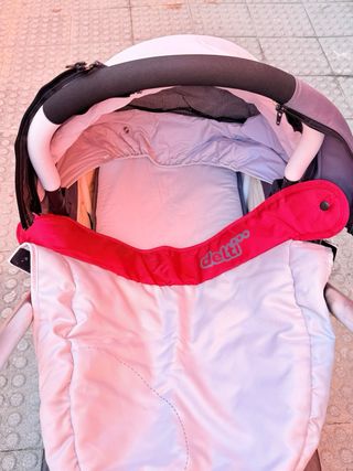 Cochecito de bebé gris con detalles rojo Delti Emu