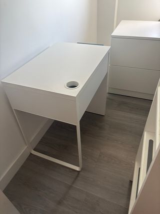 Mesa auxiliar blanca + colchón