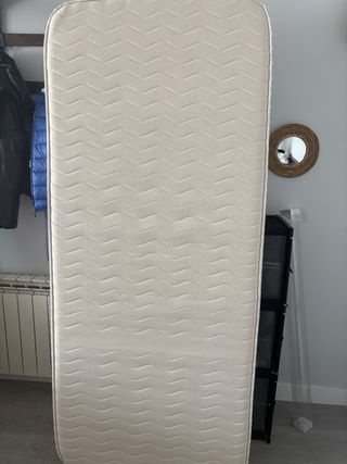 Mesa auxiliar blanca + colchón