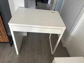 Mesa auxiliar blanca + colchón