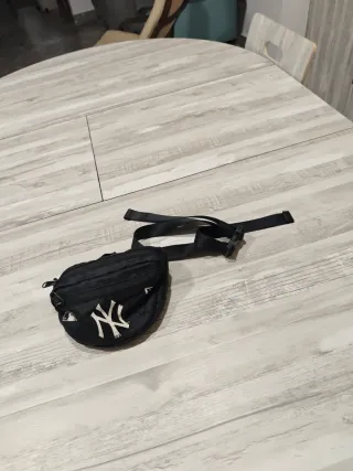 Riñonera New York Yankees Negra