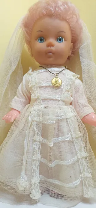 Muñeca de comunión con velo y medalla