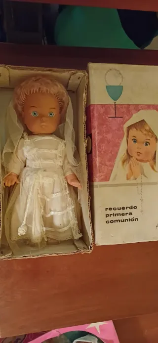 Muñeca de comunión con velo y medalla