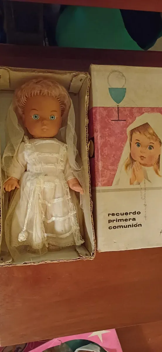 Bambola di comunione con velo e medaglia