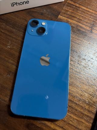 iPhone 13 Azul con funda Spigen