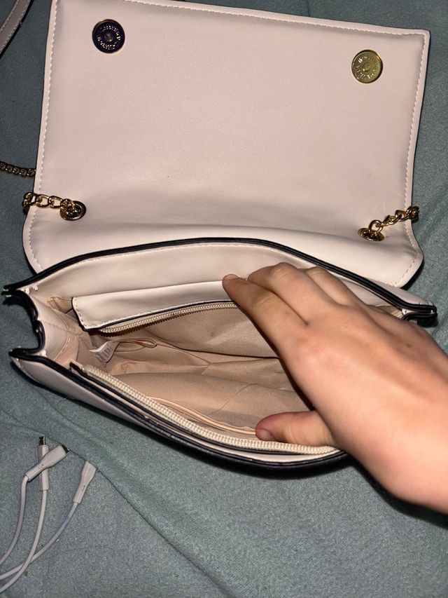 Bolso blanco acolchado con cadena dorada