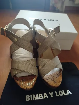 Sandalias cuña BIMBA Y LOLA doradas