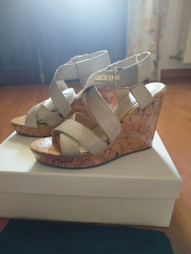 Sandalias cuña BIMBA Y LOLA doradas