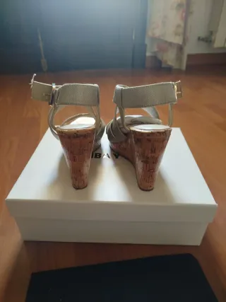 Sandalias cuña BIMBA Y LOLA doradas