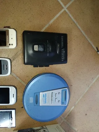 Se vende disman walkman y varios móviles retro