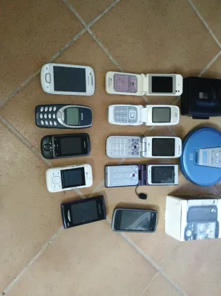 Se vende disman walkman y varios móviles retro
