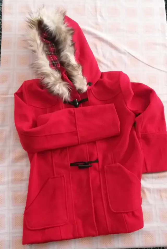 Abrigo niña rojo con capucha