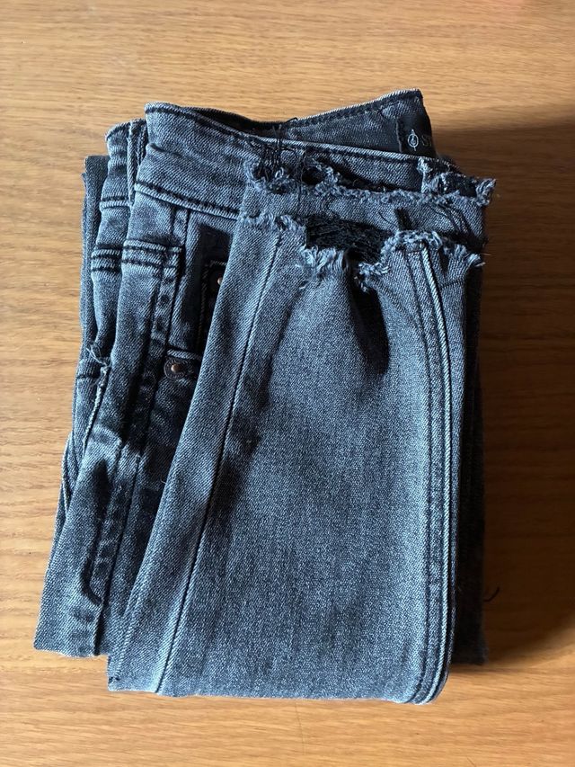 Pantalón pitillo gris/negro talla 32