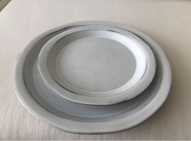 Pratos planos Zara Home grandes e médios