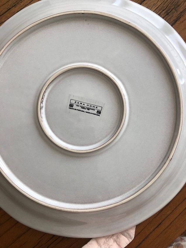 Pratos planos Zara Home grandes e médios