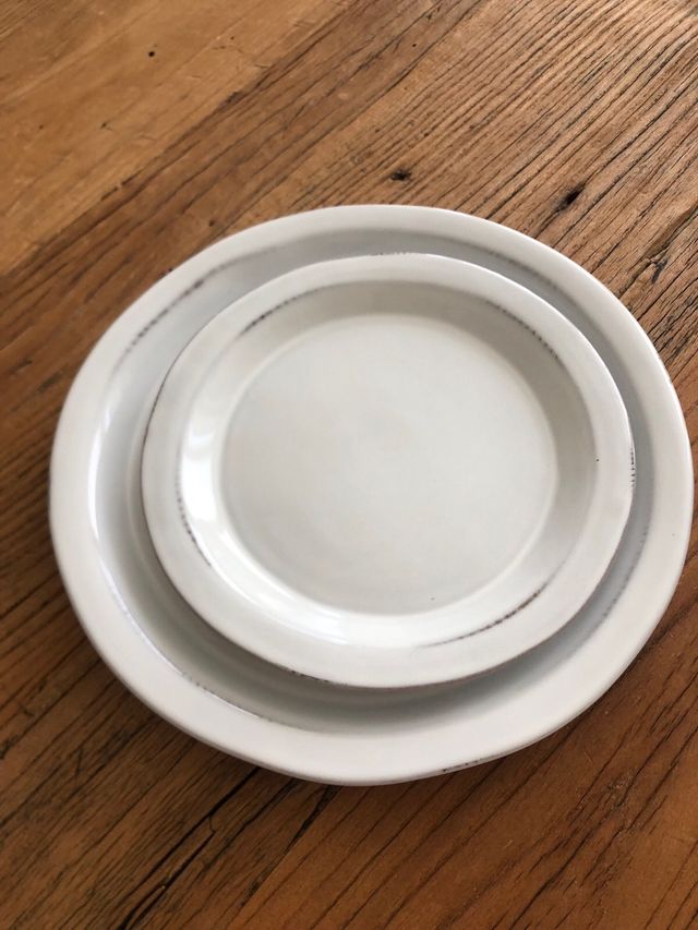 Pratos planos Zara Home grandes e médios