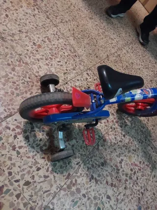 Bicicleta infantil azul y roja