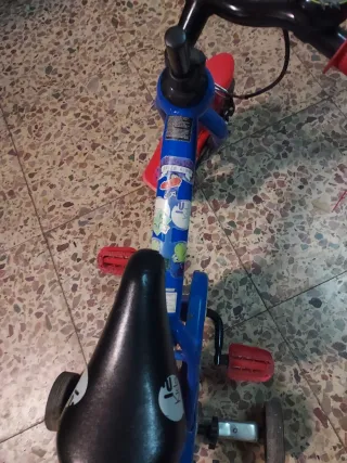 Bicicleta infantil azul y roja