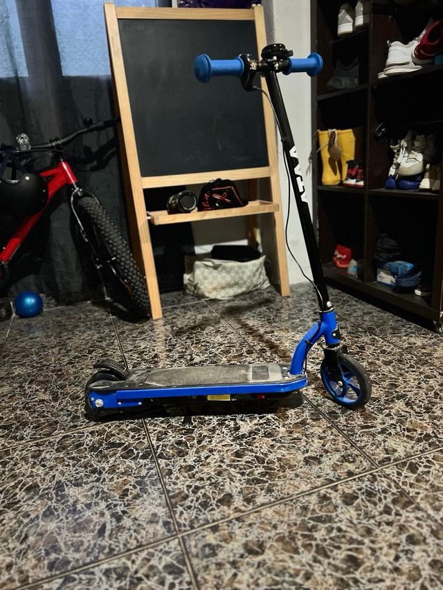Patinete eléctrico infantil azul