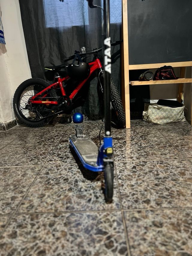 Patinete eléctrico infantil azul