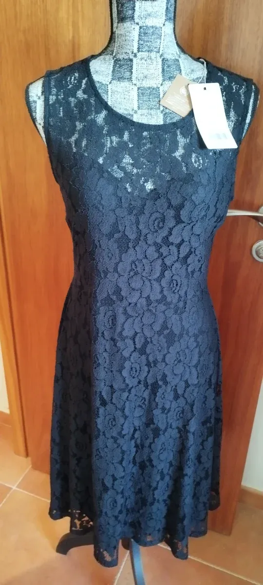 Vestido negro de encaje