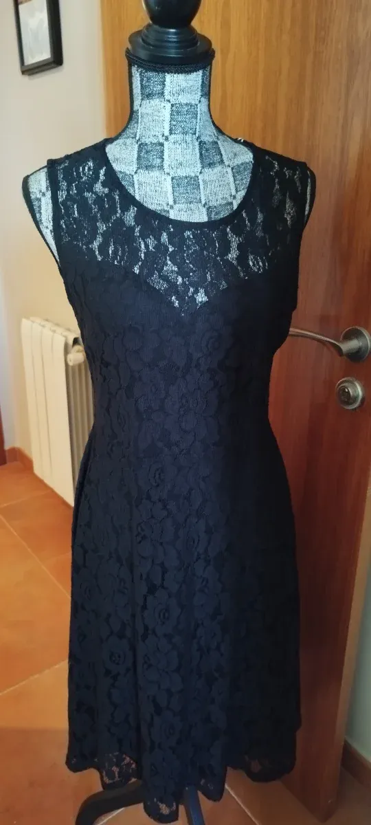 Vestido negro de encaje