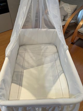 Minicuna blanca con dosel