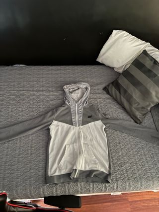 Chaqueta Nike Tech Gris y Blanca