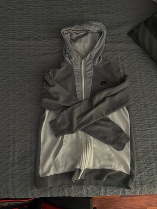 Chaqueta Nike Tech Gris y Blanca