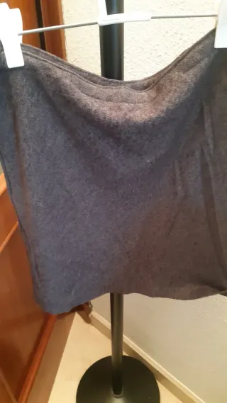 Falda lana fina gris oscura.