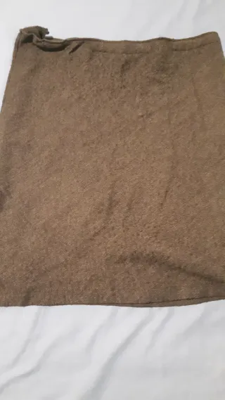 Falda lana fina gris oscura.