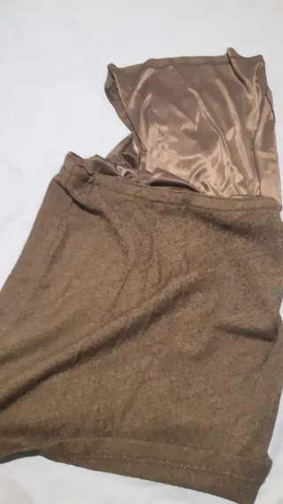 Falda lana fina gris oscura.