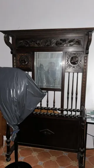 Mueble antiguo con tapa de mármol