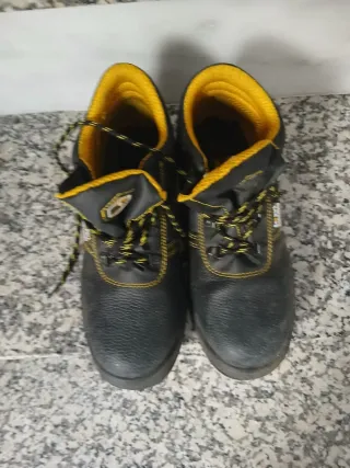 Zapatos de trabajo negros y amarillos