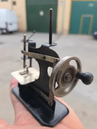 Antigua máquina de coser miniatura