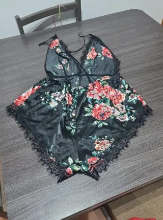 Pijama floral negro con encaje