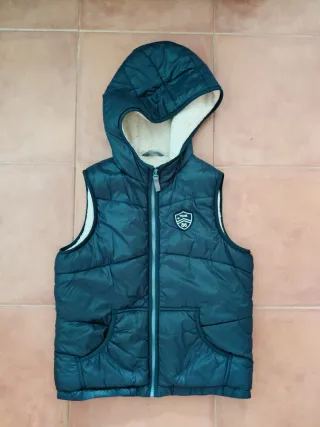 Chaleco acolchado con capucha