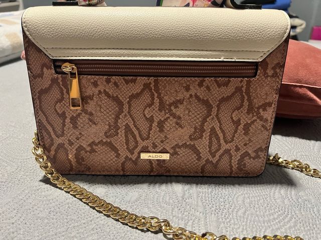 Bolso Beige y Marrón con Cadena Dorada
