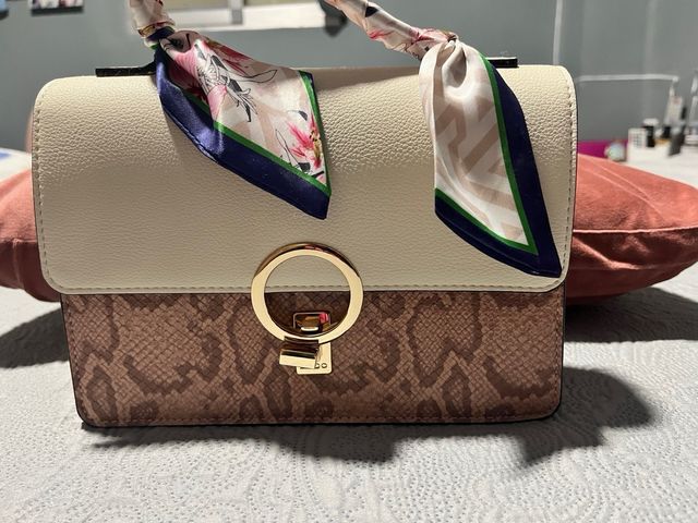 Bolso Beige y Marrón con Cadena Dorada