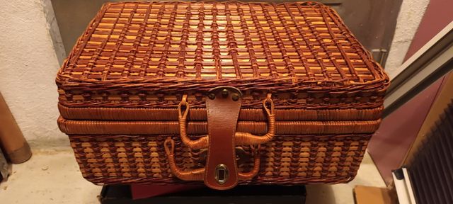 Cesta de mimbre vintage con varios utensilios  coc