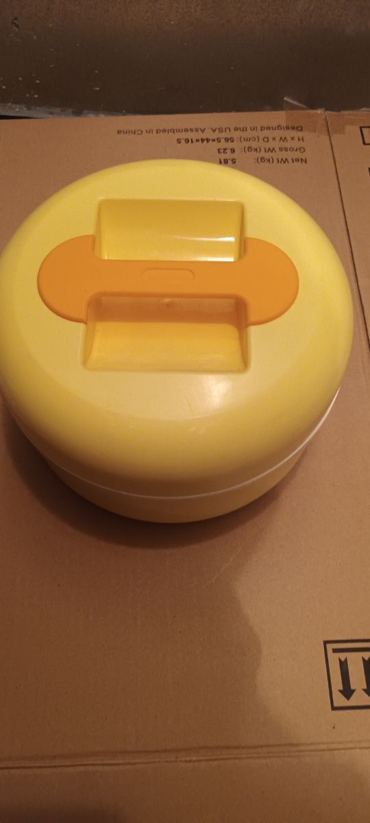 Cesta de mimbre vintage con varios utensilios  coc