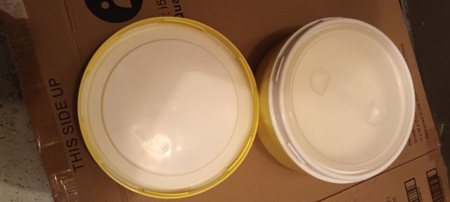 Cesta de mimbre vintage con varios utensilios  coc