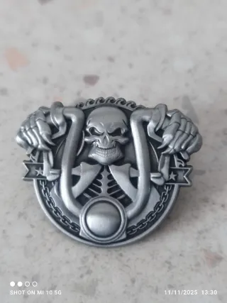 Spilla teschio con catene