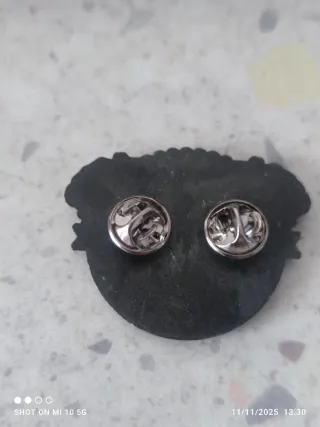 Spilla teschio con catene