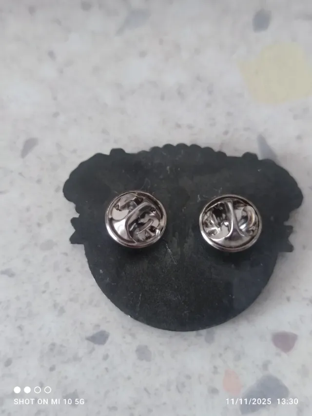 Spilla teschio con catene