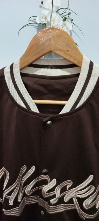 Casaco bomber castanho e bege