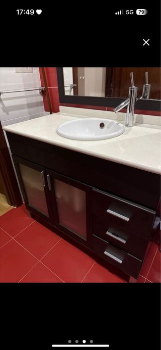 Mueble de baño grande con lavabo