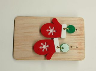 Pendientes y accesorios de metacrilato cortados a